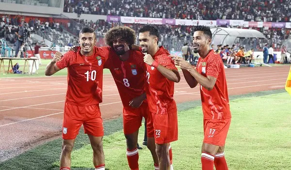 বাংলাদেশ ফুটবল দলের খেলোয়াড়রা উল্লাসে ভাসছে, মাঠে উদযাপন করছে।. Channel i News - চ্যানেল আই নিউজ