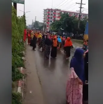 গার্মেন্টস শ্রমিকরা ঢাকা-আরিচা মহাসড়কে বকেয়া বেতন দাবিতে অবরোধ করছে. Channel i News - চ্যানেল আই নিউজ