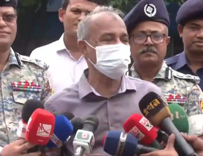 স্বরাষ্ট্র উপদেষ্টা সাংবাদিকদের প্রশ্নের উত্তর দিচ্ছেন, মুখে মাস্ক পরা. Channel i News - চ্যানেল আই নিউজ