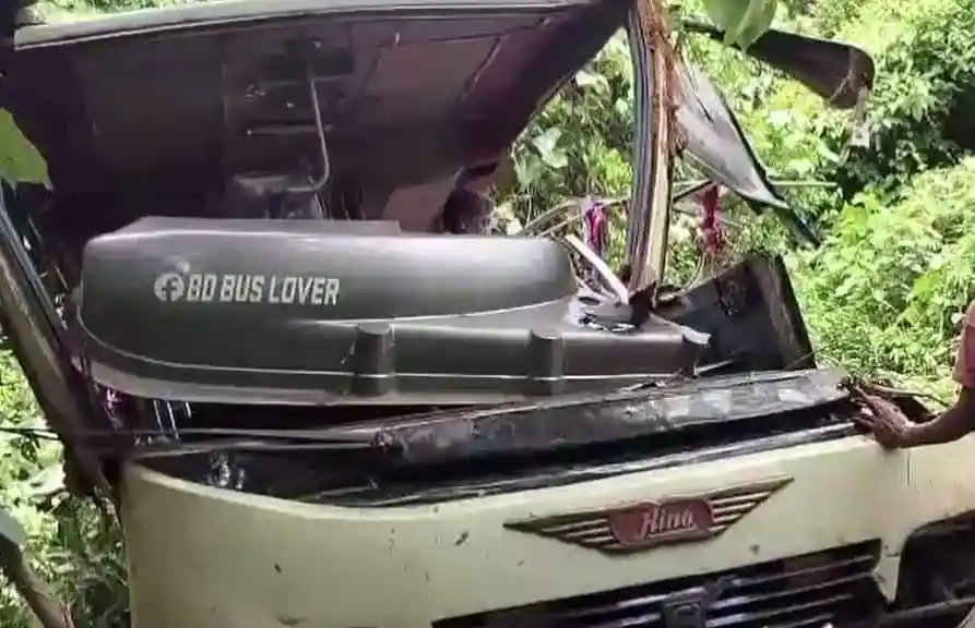 খাগড়াছড়িতে বাস দুর্ঘটনা, বাস খাদে পড়ে ক্ষতিগ্রস্ত. Channel i News - চ্যানেল আই নিউজ