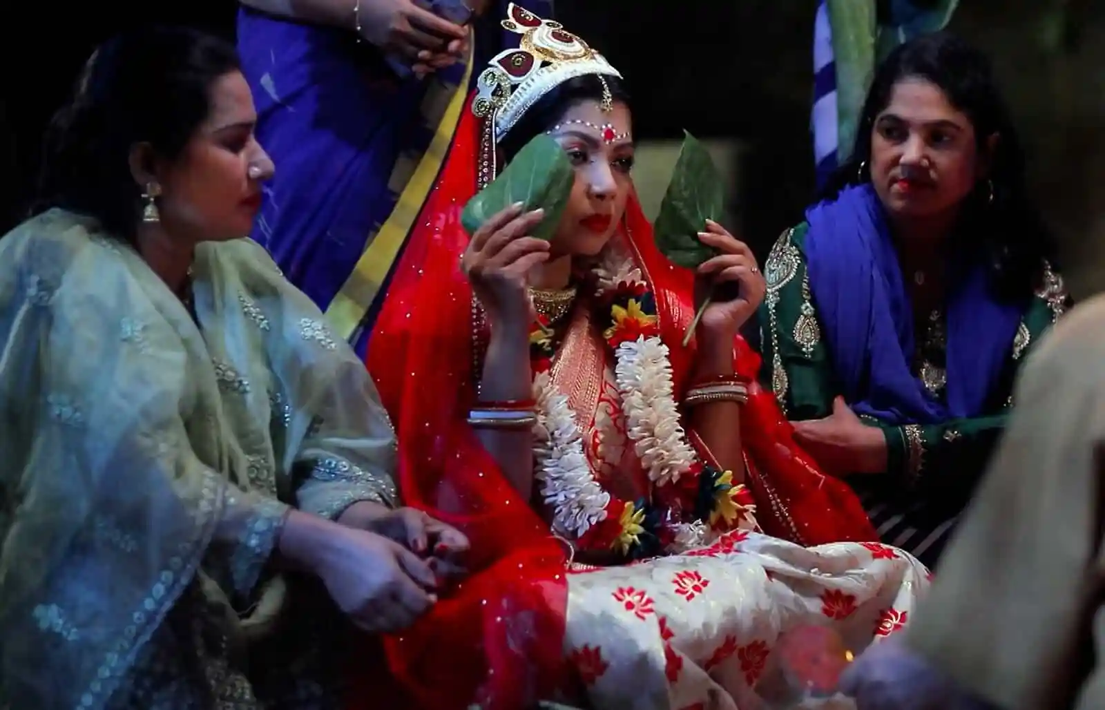 বিবাহের অনুষ্ঠানে বর-কনের পরিবারের লোকজনের উপস্থিতি. Channel i News - চ্যানেল আই নিউজ