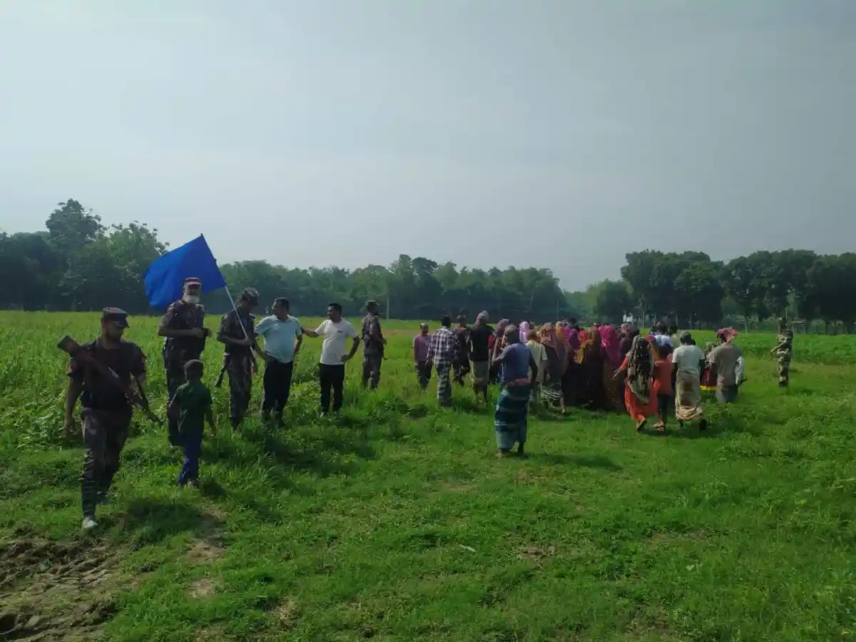 জনপ্রিয় জনতা সীমান্তে দাঁড়িয়ে মায়ের শেষ দেখা পেয়ে কাঁদছেন।. Channel i News - চ্যানেল আই নিউজ