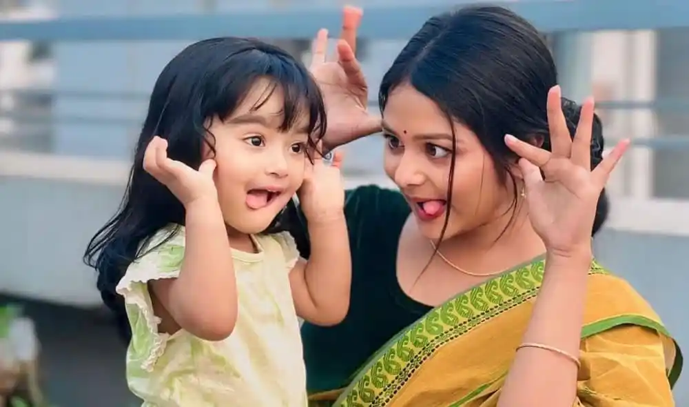 একজন মা ও তার মেয়ে হাসিমুখে খেলছে, আনন্দের মুহূর্ত. Channel i News - চ্যানেল আই নিউজ