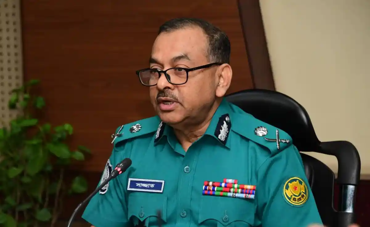 ডিএমপি কমিশনারের নির্দেশনা নিয়ে আলোচনা করছেন পুলিশ কর্মকর্তা. Channel i News - চ্যানেল আই নিউজ
