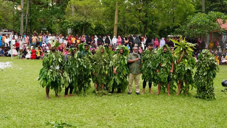 করোনা পরীক্ষার জন্য নারীর নাক পরীক্ষা করছে স্বাস্থ্যকর্মী. Channel i News - চ্যানেল আই নিউজ