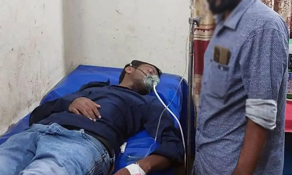 হাসপাতালে হিরো আলমের চিকিৎসা চলছে, তার পাশে একজন ব্যক্তি দাঁড়িয়ে. Channel i News - চ্যানেল আই নিউজ