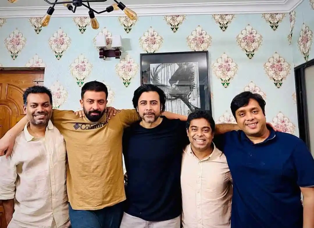বন্ধুদের সাথে হাস্যোজ্জ্বল ছবি, বাংলাদেশি নাট্যশিল্পীদের মিলনমেলা. Channel i News - চ্যানেল আই নিউজ