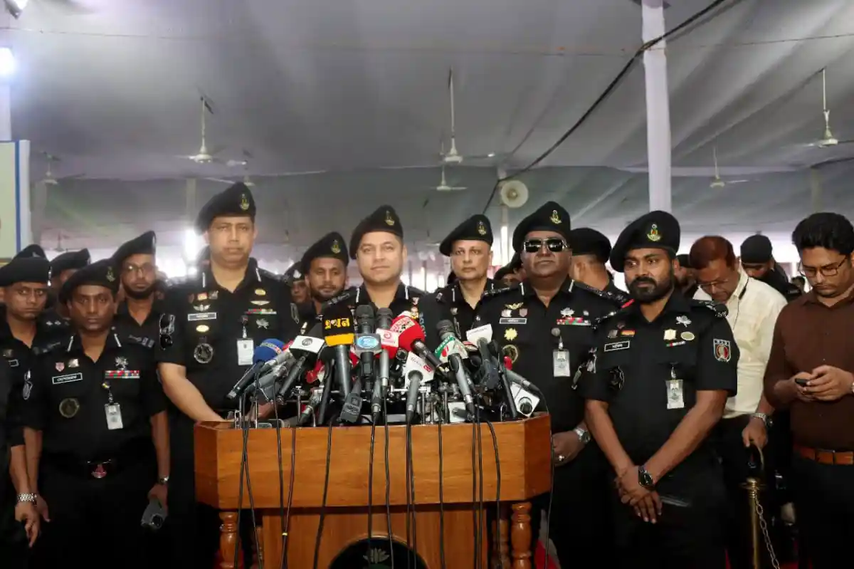 র‍্যাবের কর্মকর্তারা ঈদে নিরাপত্তা পরিস্থিতি নিয়ে আলোচনা করছেন. Channel i News - চ্যানেল আই নিউজ