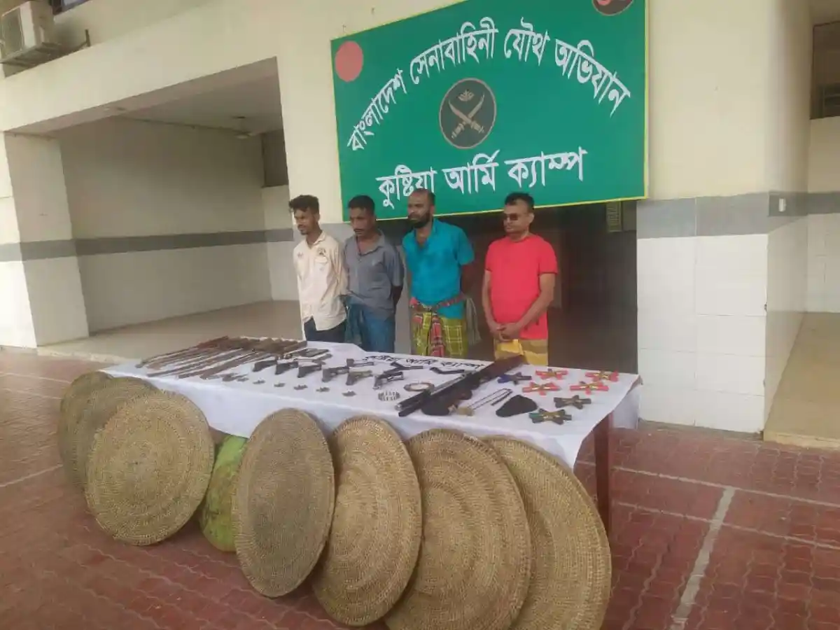 কুষ্টিয়ার পুলিশ সদস্যরা অস্ত্র ও অন্যান্য সরঞ্জাম সহ ধরা পড়েছেন. Channel i News - চ্যানেল আই নিউজ