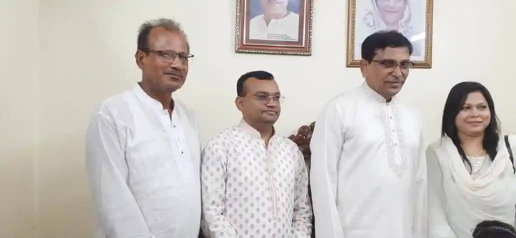 নেতৃত্বাধীন দলের সদস্যরা ছবি তোলার সময়. Channel i News - চ্যানেল আই নিউজ