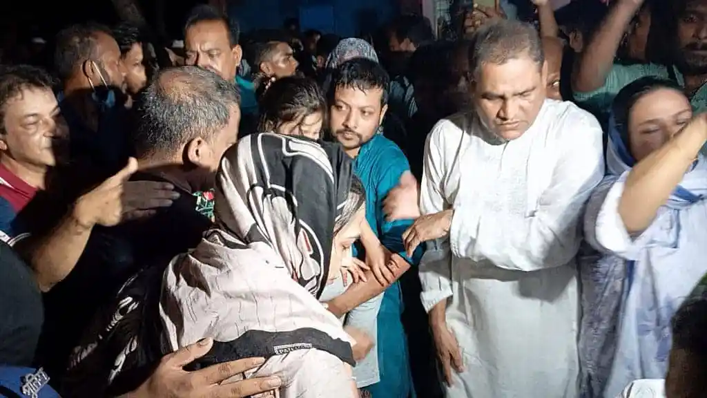 শোকাহত পরিবারের সদস্যরা দাফনের জন্য প্রস্তুত. Channel i News - চ্যানেল আই নিউজ