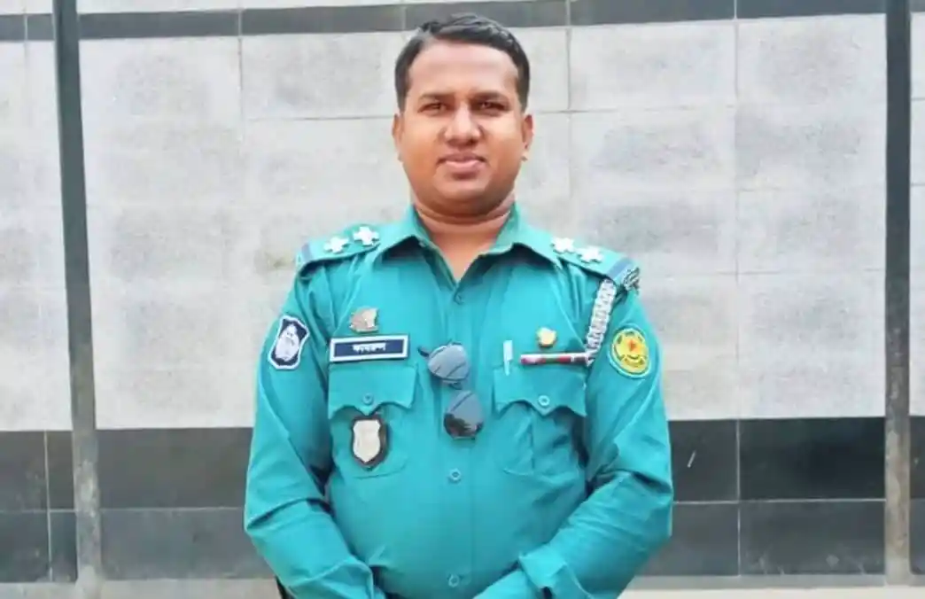 ফ্লাইওভারে নিহত পুলিশ এসআই এর ছবি, পুলিশ কর্মকর্তা ইউনিফর্মে. Channel i News - চ্যানেল আই নিউজ