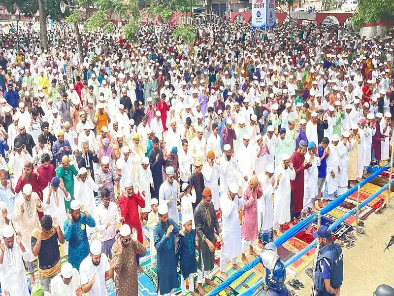 শোলাকিয়ায় ঈদুল আজহার জামাতে মুসল্লিরা অংশগ্রহণ করছেন. Channel i News - চ্যানেল আই নিউজ