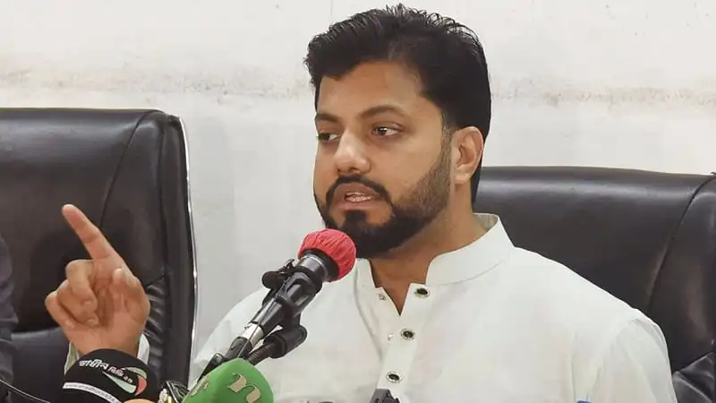 ইশরাক হোসেন আন্দোলনরত অবস্থায় বক্তব্য দিচ্ছেন. Channel i News - চ্যানেল আই নিউজ