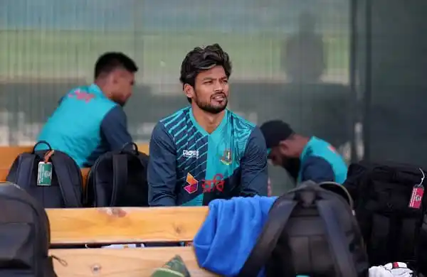 বাংলাদেশ ক্রিকেট দলের অধিনায়ক শান্ত অনুশীলনে বসে আছেন. Channel i News - চ্যানেল আই নিউজ