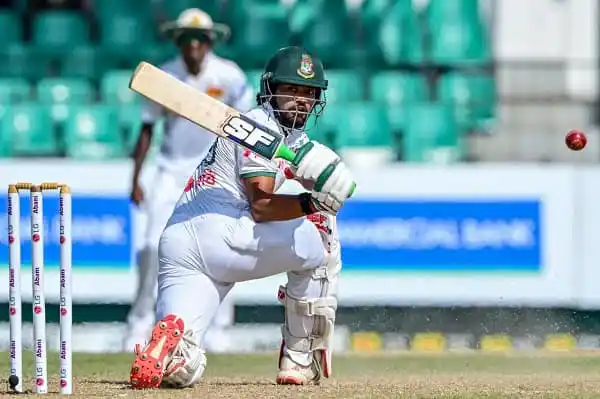 বাংলাদেশি ক্রিকেটার ব্যাটিং করে, উইকেটের পাশে কিপার প্রস্তুত. Channel i News - চ্যানেল আই নিউজ