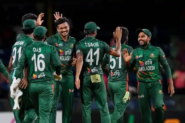 বাংলাদেশ ক্রিকেট দলের পেসাররা একে অপরকে শুভেচ্ছা জানাচ্ছেন।. Channel i News - চ্যানেল আই নিউজ