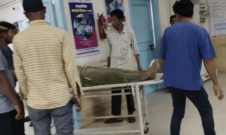 সাগরে ডুবে বাবা-ছেলের মৃত্যু, হাসপাতালে নেওয়া হচ্ছে. Channel i News - চ্যানেল আই নিউজ