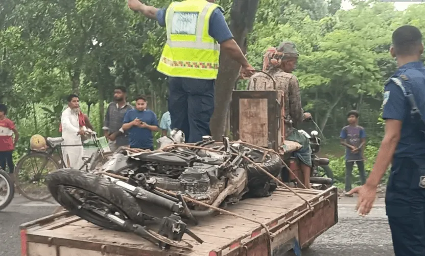 সড়ক দুর্ঘটনায় আহত ও নিহতের জন্য উদ্ধারকর্মীরা কাজ করছে. Channel i News - চ্যানেল আই নিউজ
