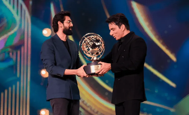 সোনু মহেশ্বরী মিস ওয়ার্ল্ড পুরস্কার গ্রহণ করছেন. Channel i News - চ্যানেল আই নিউজ