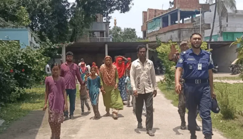 পঞ্চগড়ে নারী-শিশুসহ ২৬ জন আটক, পুলিশ ও স্থানীয়রা. Channel i News - চ্যানেল আই নিউজ