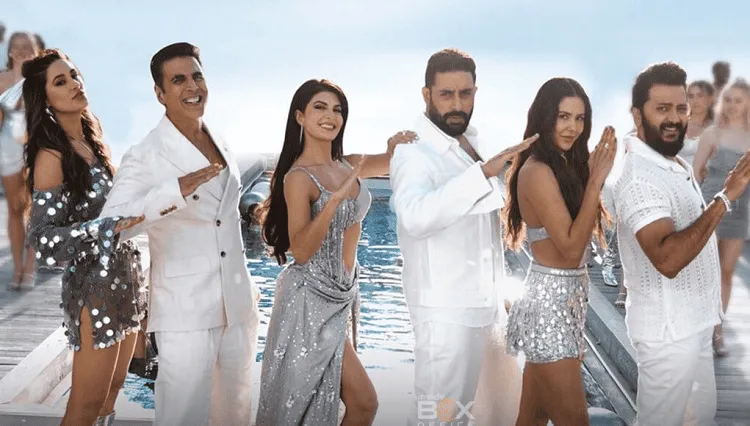 হাউজফুল ৫ সিনেমার অভিনেতারা সমুদ্রের পাড়ে ছবি তুলছেন. Channel i News - চ্যানেল আই নিউজ