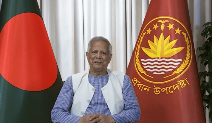 প্রধান উপদেষ্টা বাংলাদেশের পতাকা ও জাতীয় পতাকার সামনে বক্তব্য দিচ্ছেন. Channel i News - চ্যানেল আই নিউজ