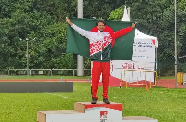 অলিম্পিক পদক জেতার জন্য স্বর্ণজয়ী আলিফের ছবি, তিনি বাংলাদেশের পতাকা হাতে ধরে আছেন. Channel i News - চ্যানেল আই নিউজ
