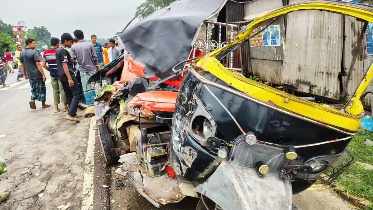 ফরিদপুরে বাসের ধাক্কায় মহিন্দ্রার ৫ যাত্রী নিহতের ছবি. Channel i News - চ্যানেল আই নিউজ