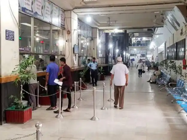 ব্যাংক শাখায় গ্রাহকদের লাইন ও নিরাপত্তা ব্যবস্থা দেখা যাচ্ছে।. Channel i News - চ্যানেল আই নিউজ