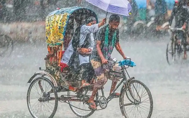 বৃষ্টির মধ্যে রিকশা চালাচ্ছেন যাত্রীরা, চ্যানেল আই অনলাইন. Channel i News - চ্যানেল আই নিউজ