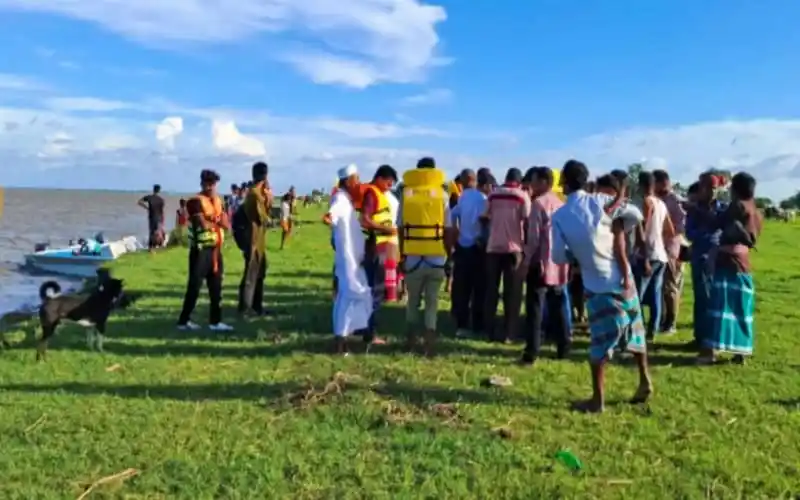 যমুনা নদীতে স্পিডবোট ডুবির ঘটনায় উদ্ধারকর্মীরা কাজ করছে. Channel i News - চ্যানেল আই নিউজ