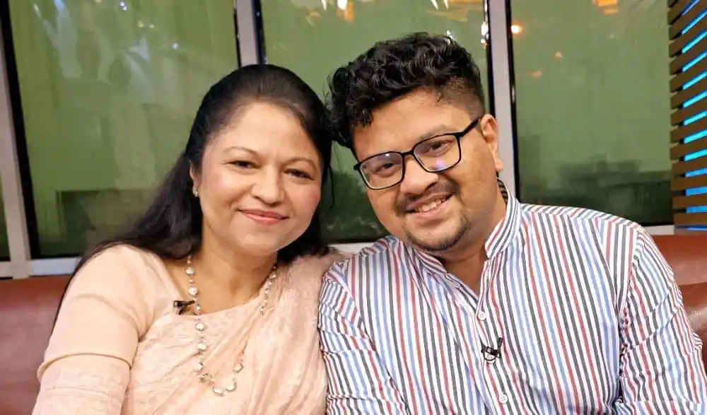 নুহাশ ও গুলতেকিনের সঙ্গে হাসিমুখে ছবি. Channel i News - চ্যানেল আই নিউজ