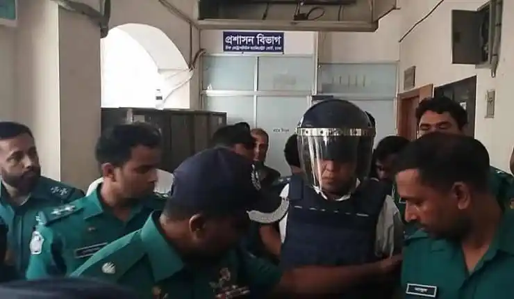 বাংলাদেশ পুলিশ সদস্যরা জরুরি পরিস্থিতিতে আলোচনা করছে।. Channel i News - চ্যানেল আই নিউজ