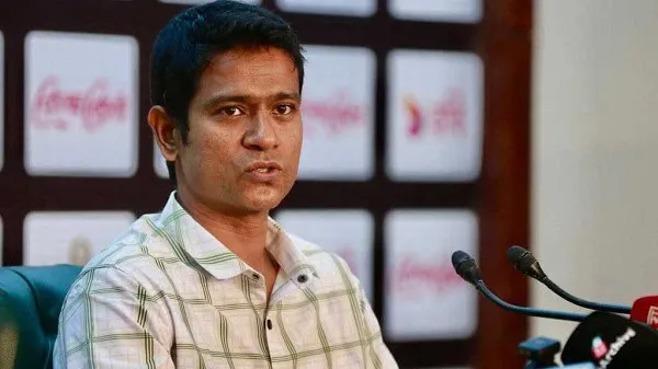 বিসিবির কোচ হান্নান সরকার সংবাদ সম্মেলনে বক্তব্য দিচ্ছেন. Channel i News - চ্যানেল আই নিউজ