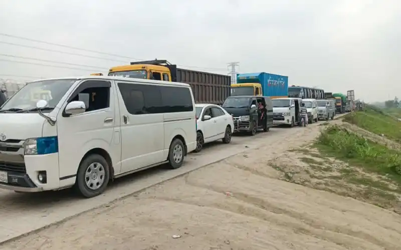 যমুনা সেতুতে যানজটের কারণে দীর্ঘ যানবাহনের সারি. Channel i News - চ্যানেল আই নিউজ