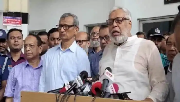 রেল উপদেষ্টার সংবাদ সম্মেলনে সাংবাদিকদের প্রশ্নের উত্তর দিচ্ছেন. Channel i News - চ্যানেল আই নিউজ