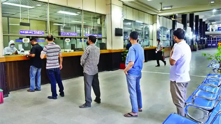 ব্যাংক শাখায় গ্রাহকদের লাইন, ব্যাংক খোলা সময়ের জন্য অপেক্ষা. Channel i News - চ্যানেল আই নিউজ