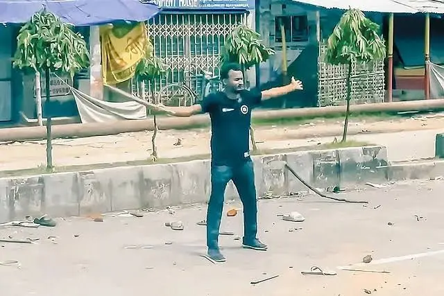 প্রতিবাদকারী ব্যক্তি রাস্তার মাঝে দাঁড়িয়ে আছেন।. Channel i News - চ্যানেল আই নিউজ