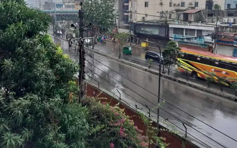 রাজধানীতে ঈদের দিন বৃষ্টিতে ভিজছে রাস্তাঘাট ও যানবাহন. Channel i News - চ্যানেল আই নিউজ