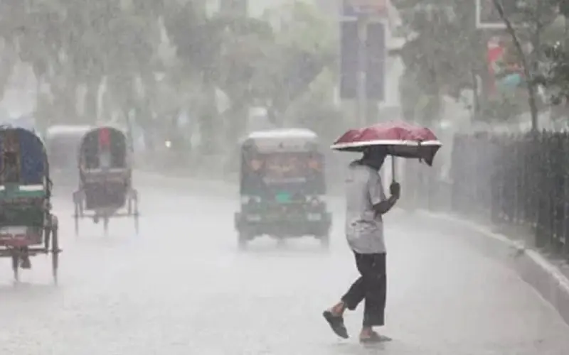 বৃষ্টির মধ্যে পথচারী ছাতা ধরে হাঁটছেন. Channel i News - চ্যানেল আই নিউজ