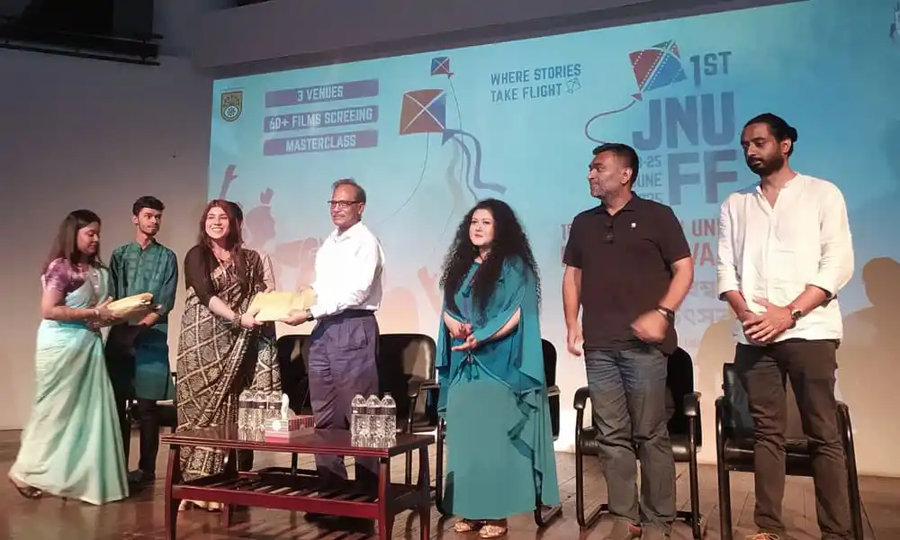 চলচ্চিত্র উৎসবে পুরস্কার বিতরণ অনুষ্ঠানে অতিথি ও বিজয়ীরা. Channel i News - চ্যানেল আই নিউজ