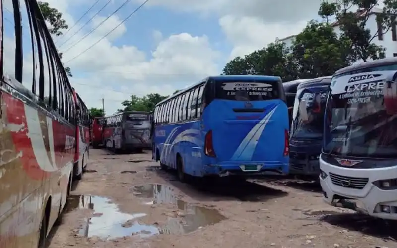 পাবনা-ঢাকা রুটের দূরপাল্লার বাসগুলো রাস্তায় চলাচল করছে. Channel i News - চ্যানেল আই নিউজ