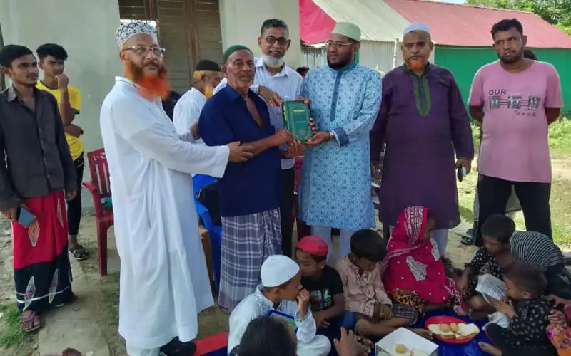 নিরন্ন মানুষের জন্য সাহায্য প্রদান অনুষ্ঠানে অংশগ্রহণকারী ব্যক্তিরা. Channel i News - চ্যানেল আই নিউজ