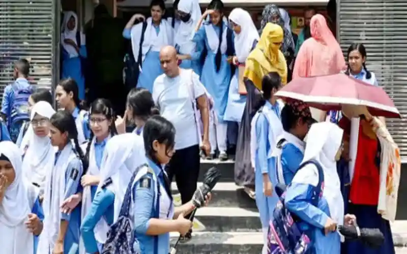 স্কুলে শিক্ষার্থীরা স্কুলে ফিরছে, শিক্ষকদের সঙ্গে আলোচনা করছে. Channel i News - চ্যানেল আই নিউজ