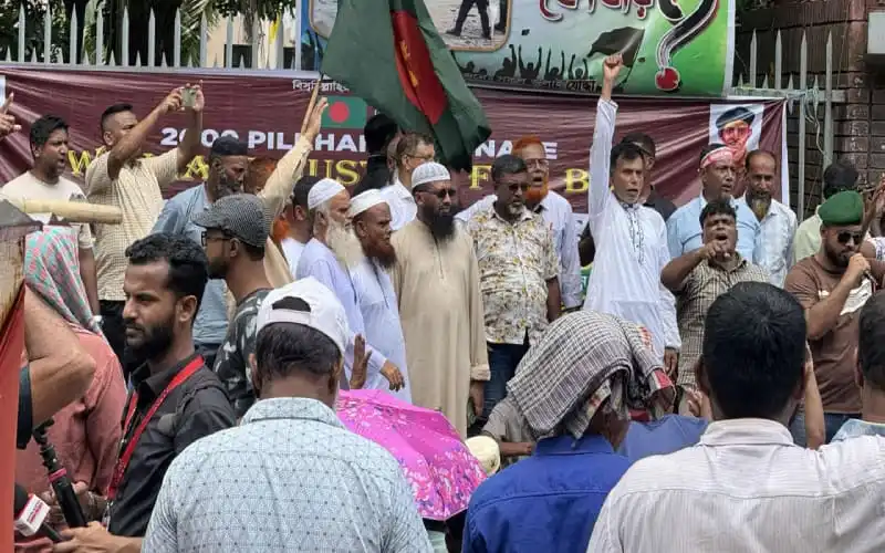 বিক্ষোভকারীরা প্রধান উপদেষ্টার কার্যালয় ঘেরাও করছে. Channel i News - চ্যানেল আই নিউজ