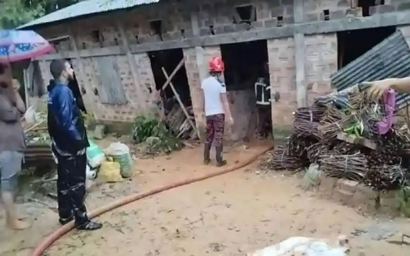 সিলেটে টিলা ধসে একই পরিবারের ৪ জনের মৃত্যু, উদ্ধার কাজ চলছে. Channel i News - চ্যানেল আই নিউজ