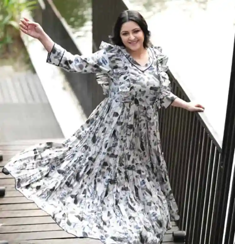 পরীমণি সুন্দর পোশাক পরে হাসিমুখে দাঁড়িয়ে আছেন. Channel i News - চ্যানেল আই নিউজ