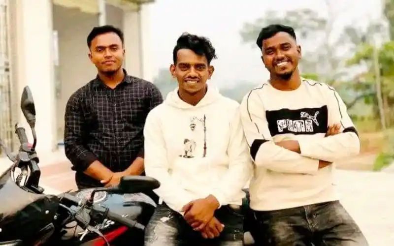 নরসিংদীতে তিন বন্ধু হাসিমুখে ছবি তুলছেন. Channel i News - চ্যানেল আই নিউজ