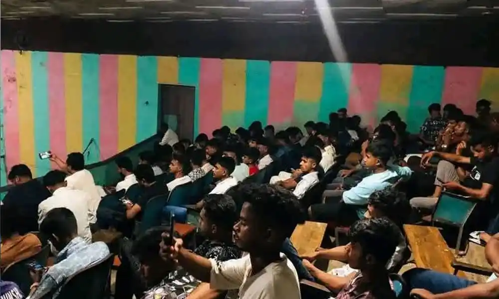 শিক্ষার্থীরা ক্লাসরুমে বসে ক্লাস করছে. Channel i News - চ্যানেল আই নিউজ